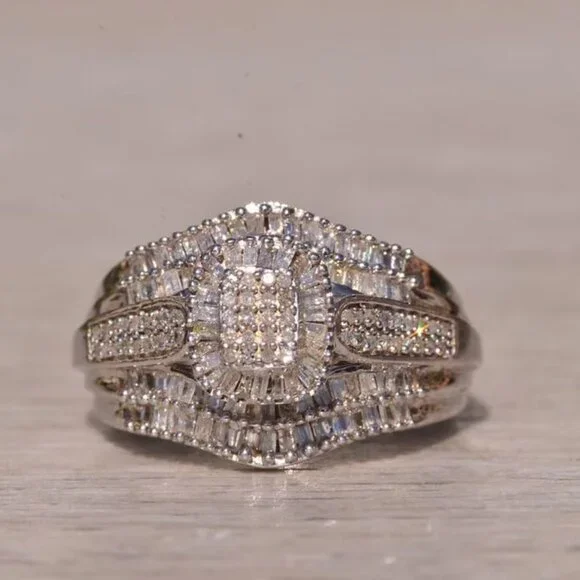 BEAUTIFUL 925 Sterling Silver and Genuine Diamond Cocktail Ring. - Picture 1 of 7
